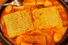 얼큰하고 푸짐한 한 끼를 즐길 수 있는 부대찌개 맛집 BEST5