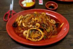 쫄깃한 면발과 깊은 국물 맛으로 사랑받는 전국 우동 맛집 5곳